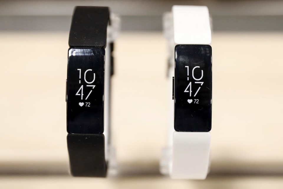 Deux montres Fitbit placées côte