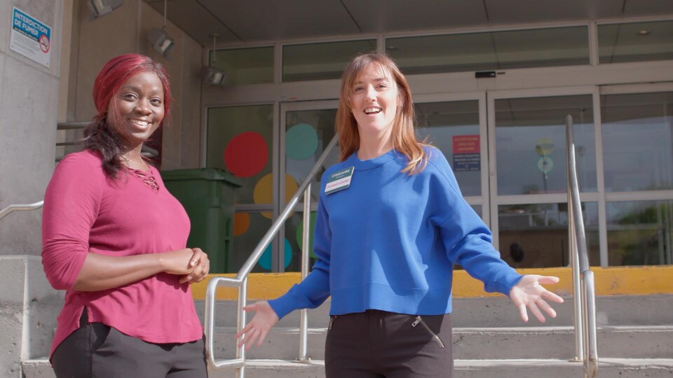 Les deux femmes posent à l'extérieur pour la photo.