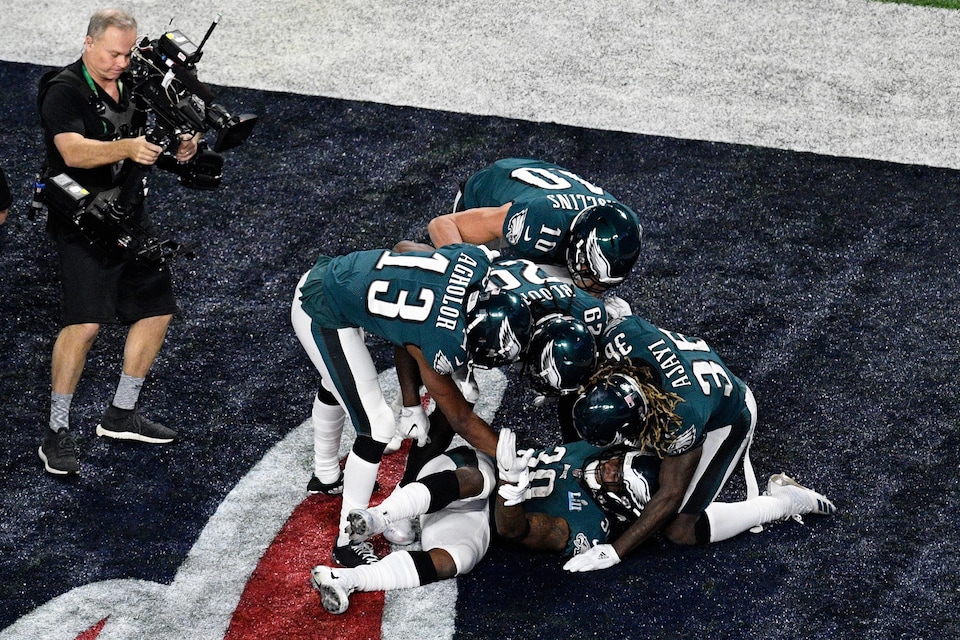 Les coéquipiers de Corey Clement (au sol) l'entourent après son touché pour les Eagles au troisième quart du Super Bowl contre les Patriots.