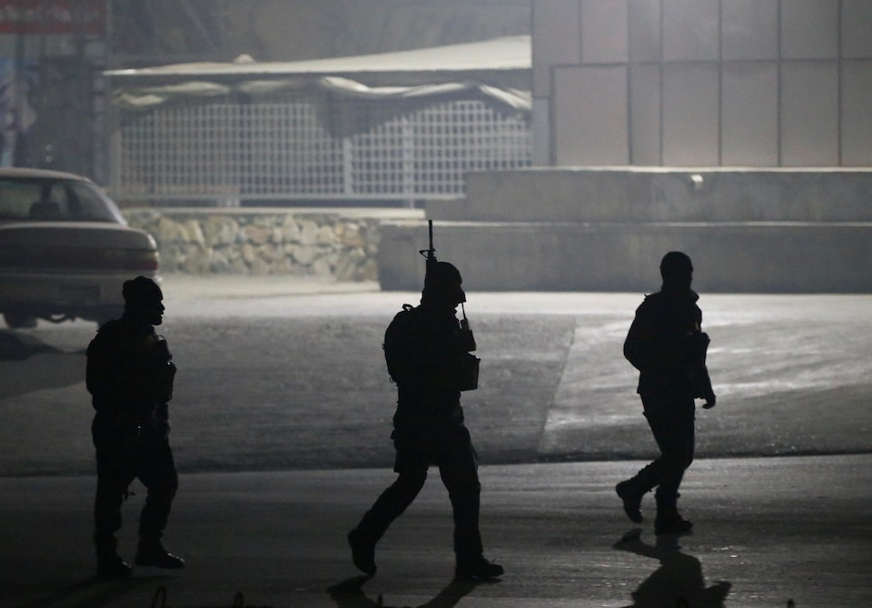 Les forces de sécurité afghanes arrivent sur les lieux de l'attaque, le 20 janvier 2018.