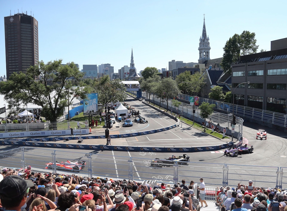 Des voitures de course empruntent un virage lors de la Formule E à Montréal, le 30 juillet 2017.