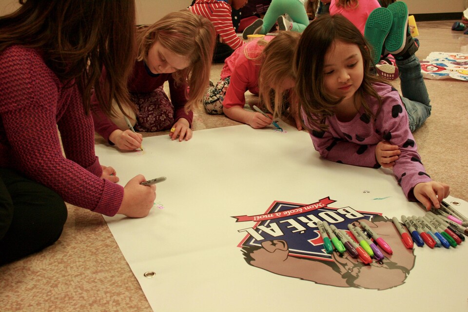 Les élèves dessinent pendant une visite à l'École Boréal, le 27 mars 2017.