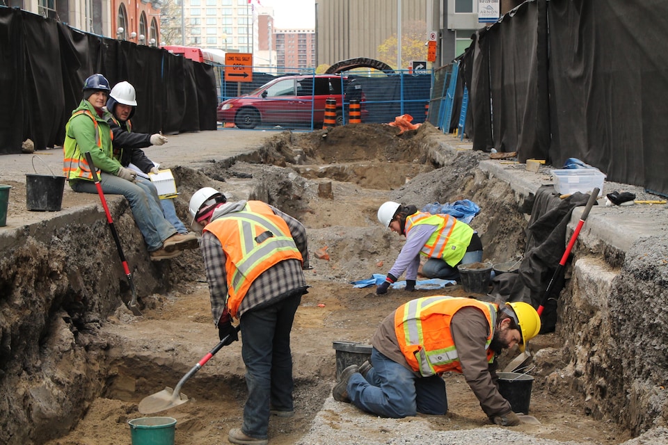 Des fouilles archéologiques ont été effectuées sous la rue Queen, à Ottawa, en 2013 et 2014.