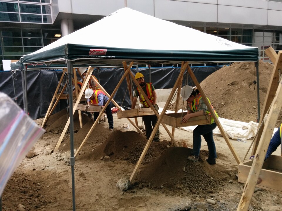 Des recherches archéologiques effectuées sur la rue Queen, à Ottawa, en 2013 et 2014.
