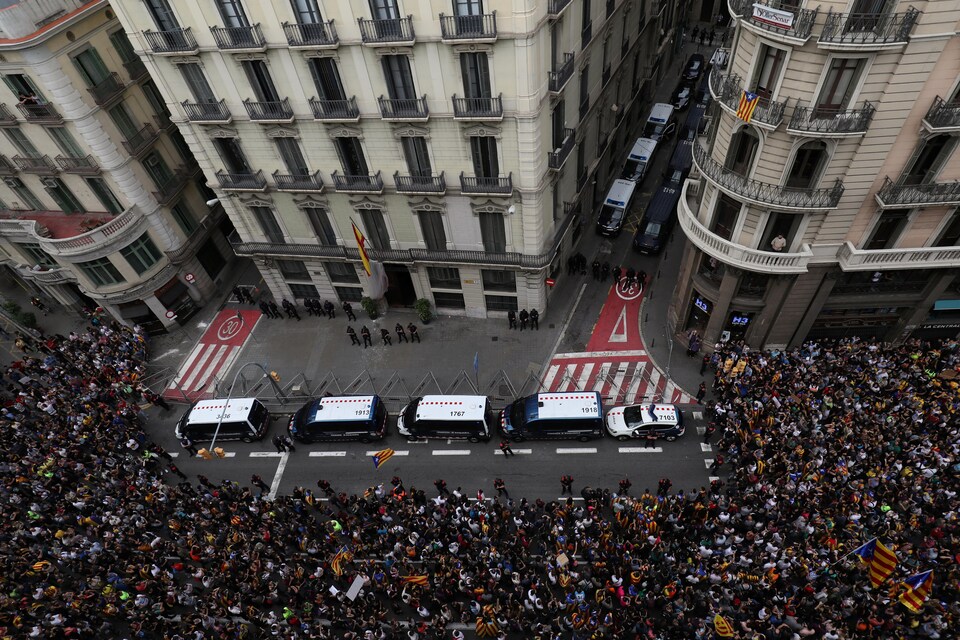 Des manifestants devant le quartier général de la police nationale espagnole, à Barcelone.