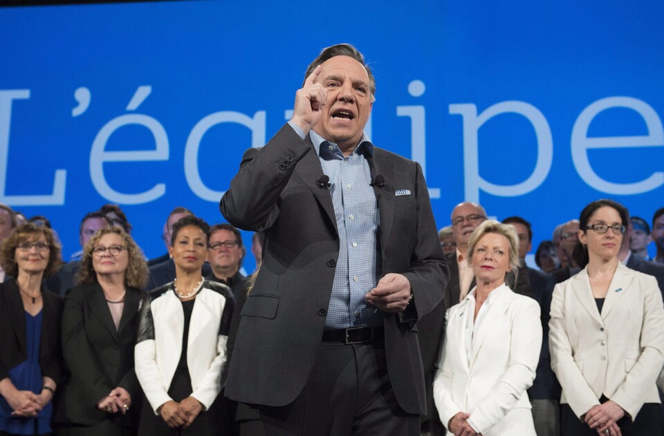 François Legault lors de son discours, avec des députés de la CAQ derrière lui.