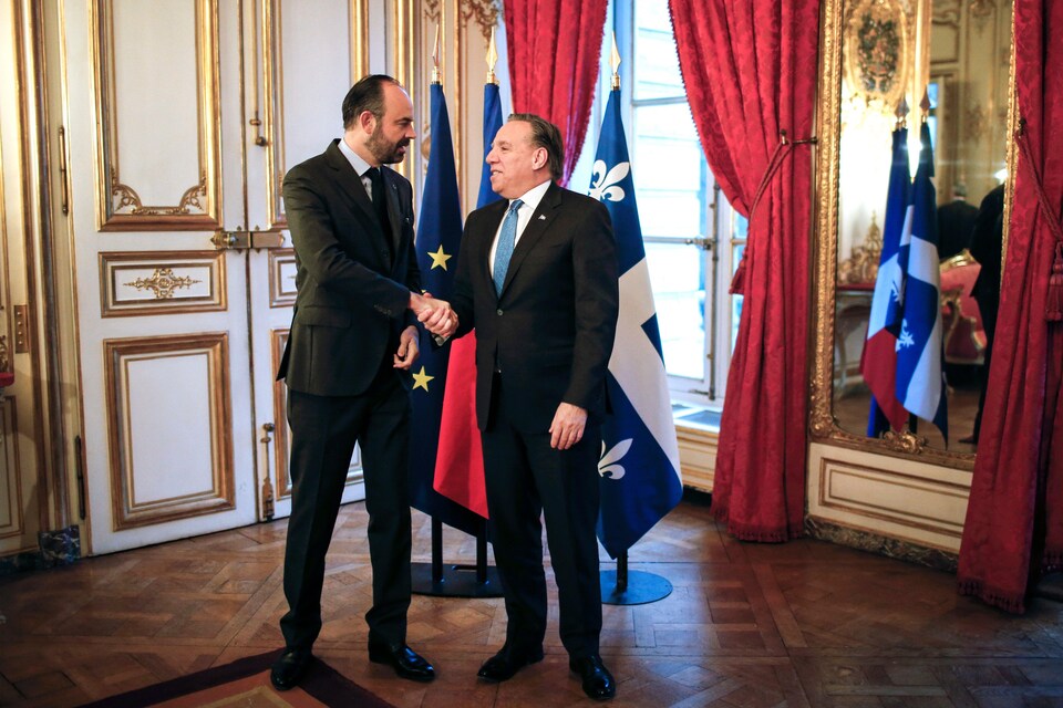 Le premier ministre québécois François Legault serre la main de son homologue français, Édouard Philippe. 