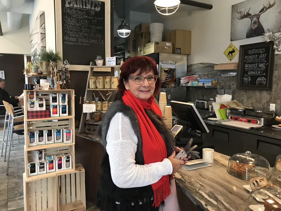 Françoise Sigur-Cloutier pose au comptoir d'un café de Regina.