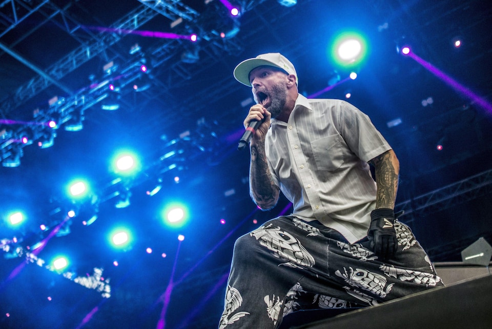 Le chanteur Fred Durst du groupe Limp Bizkit sur scène lors d'un concert en 2015.