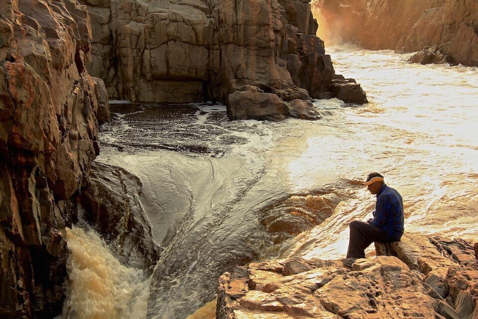 Fred Neegan devant des chutes d'eau