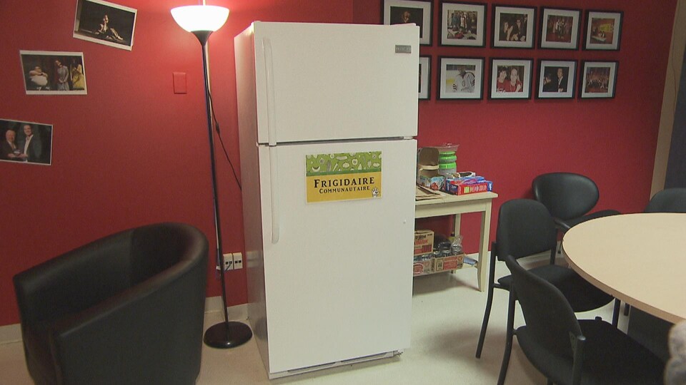 Réfrigérateur avec l'affiche « Frigidaire communautaire »