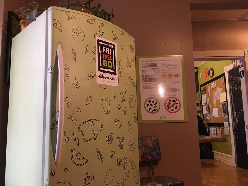 Un réfrigérateur avec une affiche dessus, à l'Auberge internationale de Trois-Rivières