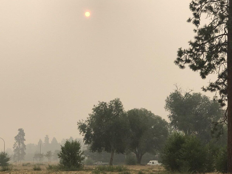 Le soleil perce difficilement la fumée des feux de forêt à Kelowna