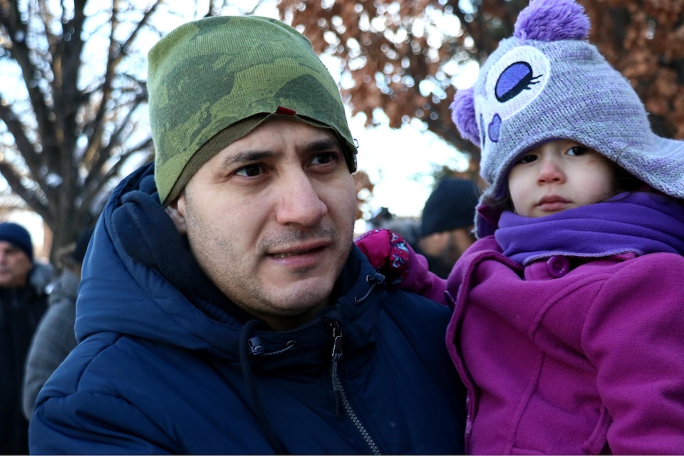 Salim est venu aux funérailles des victimes de la tuerie de Québec avec sa fille de 3 ans.