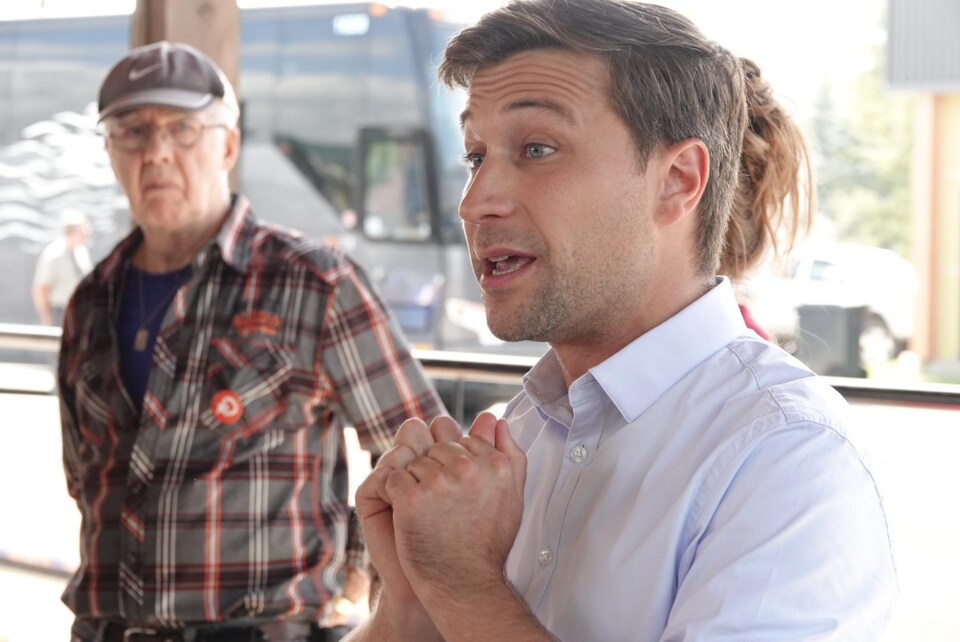 Gabriel Nadeau-Dubois rencontre des militants de Québec solidaire. 