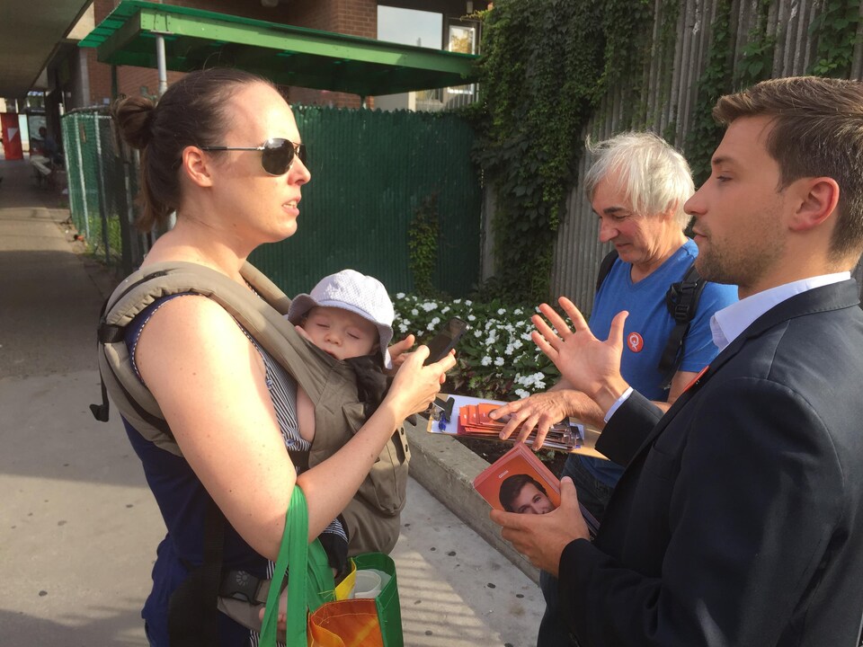 Gabriel Nadeau-Dubois discute avec une jeune mère de famille.
