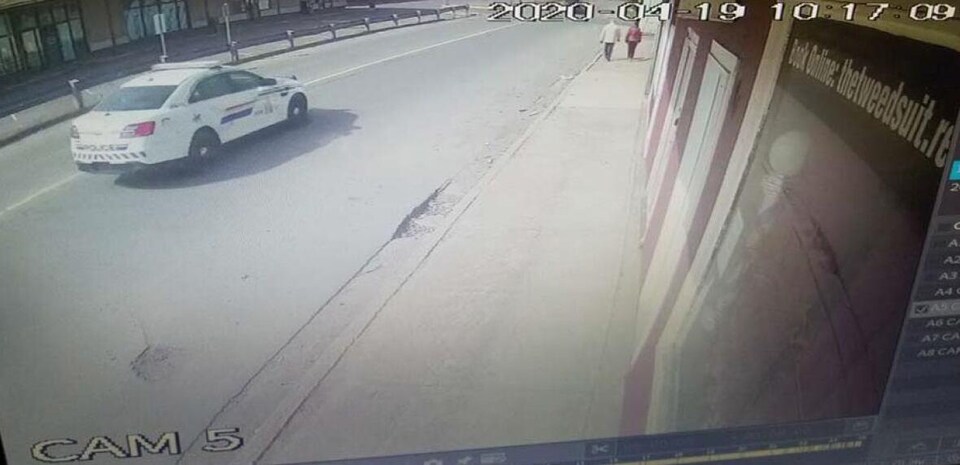 Une fausse voiture de police dont l'image est captée par une caméra de surveillance.