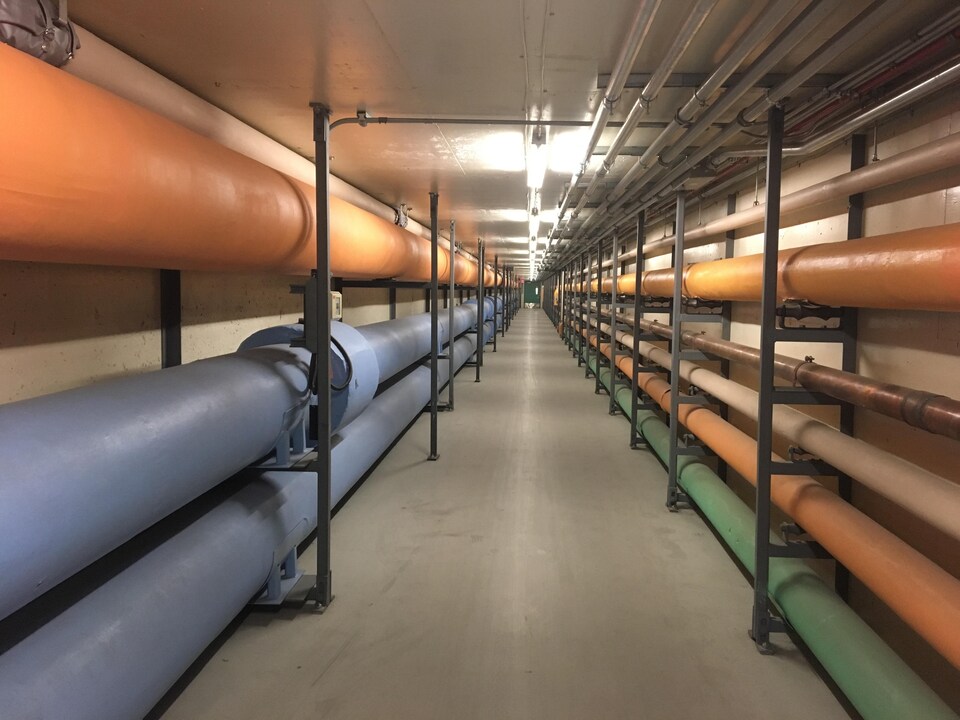 Sept kilomètres de galeries souterraines permettent au réseau géothermique de circuler d'un pavillon à l'autre.