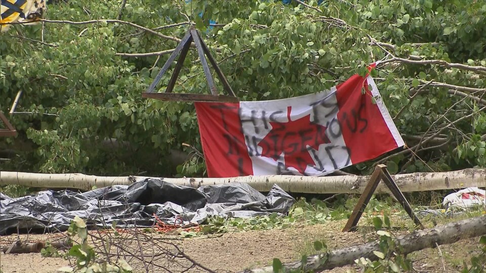 Installation des manifestants sur le chemin forestier qui mène aux installations de Junex