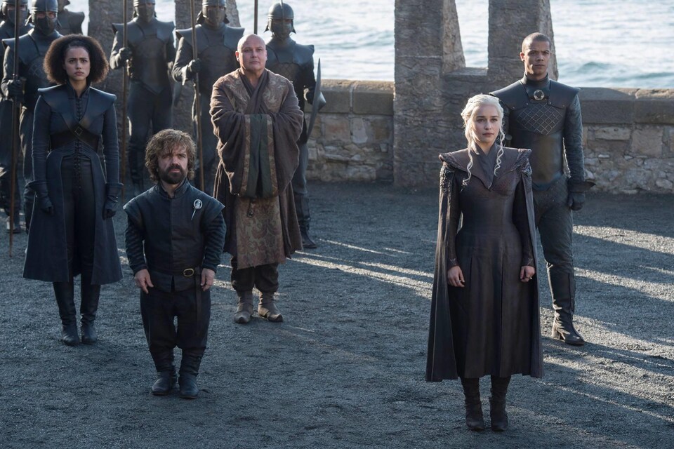 Daenerys Targaryen (à droite) et Tyrion Lannister (à gauche), tous deux au premier plan, dans une scène de la saison 7 de « Game of Thrones ».