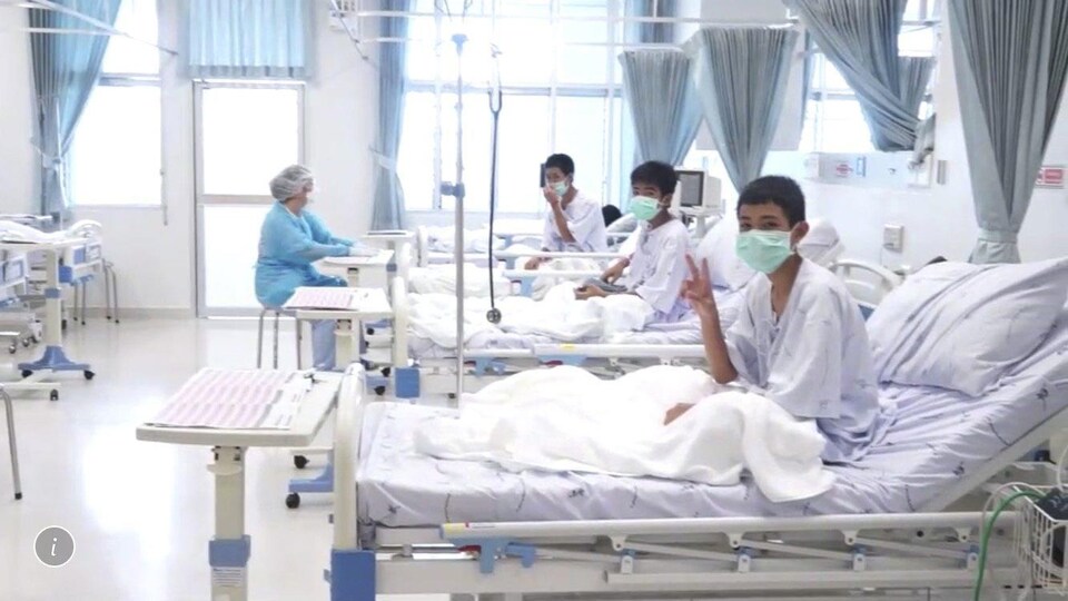 Trois jeunes Thaïlandais dans une chambre d'hôpital.
