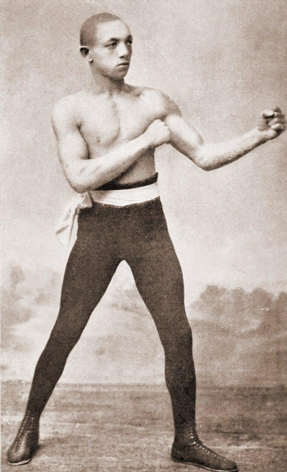 Photo sépia d'un boxeur du 19e siècle en position de combat.