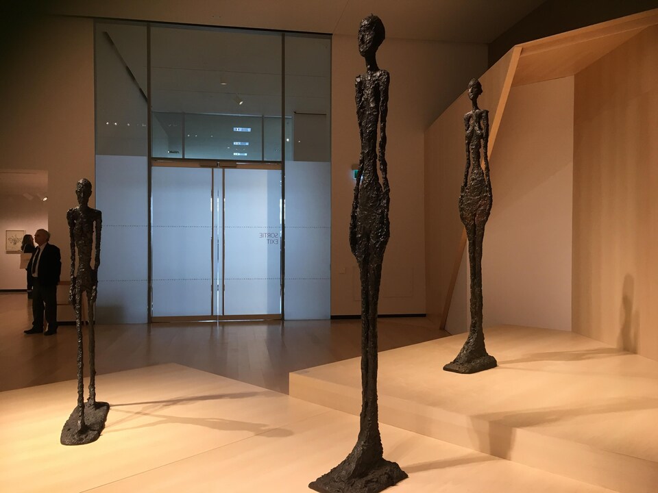Homme qui marche et grande femme, des oeuvres de Giacometti mises en espace par Jean Hazel.