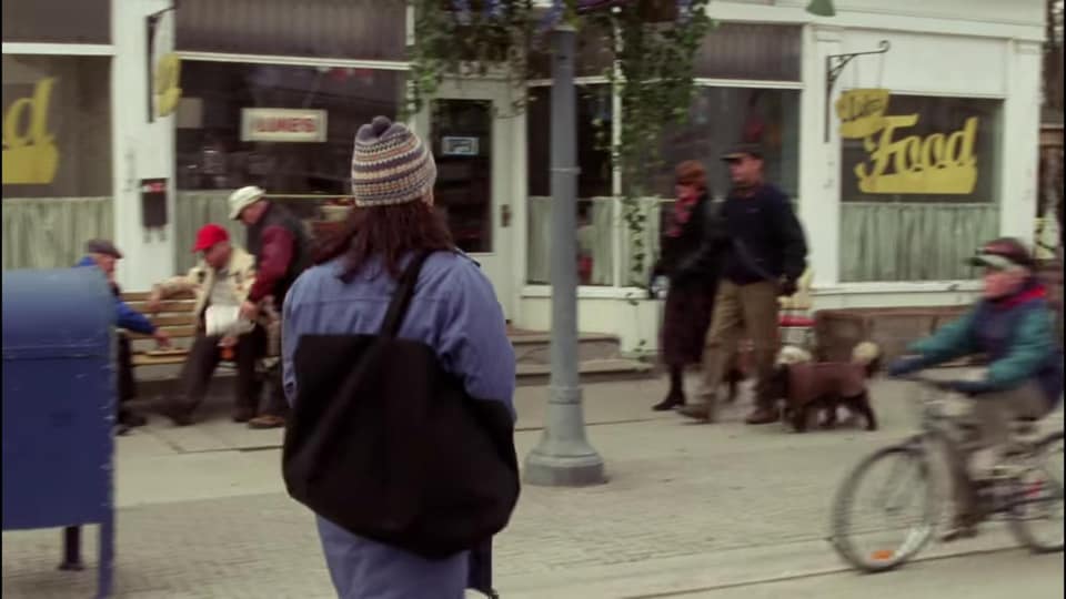 Capture d'écran de Lorelai qui traverse la rue pour se rendre au restaurant de Luke.