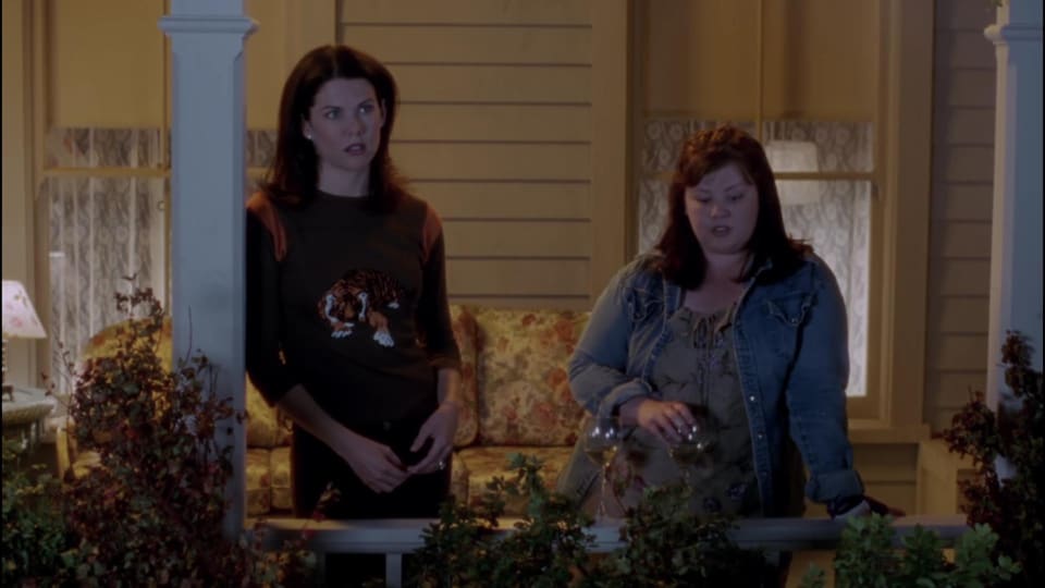 Capture d'écran d'une scène filmée de l'extérieur de la maison de Lorelai du. premier épisode des Gilmore girls.