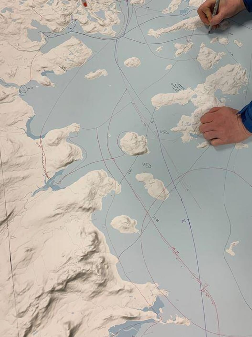 Une carte avec des dessins en trois dimensions glaciers sur le dessus.