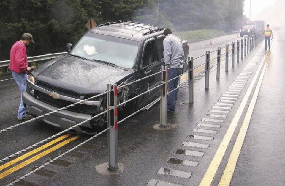 Une voiture a percuté une glissière à câbles.