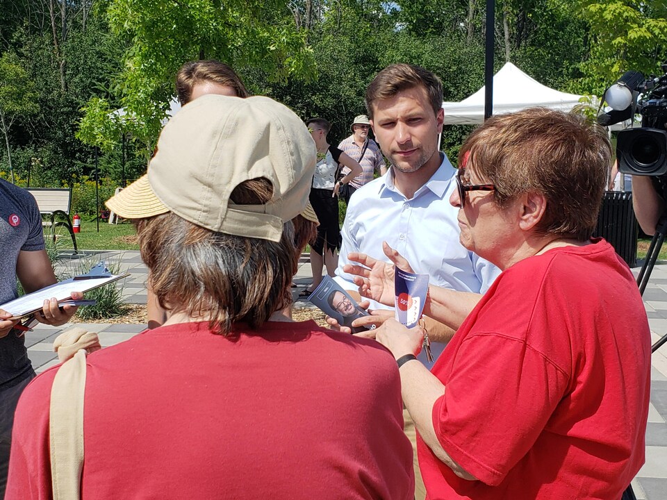 Gabriel Nadeau-Dubois parle à des citoyens de Gatineau. 