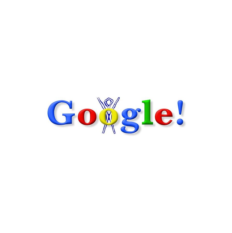 Une capture d'écran montrant le premier logo de Google, avec un point d'exclamation à la fin, accompagné d'un bonhomme allumette inséré derrière le deuxième O.