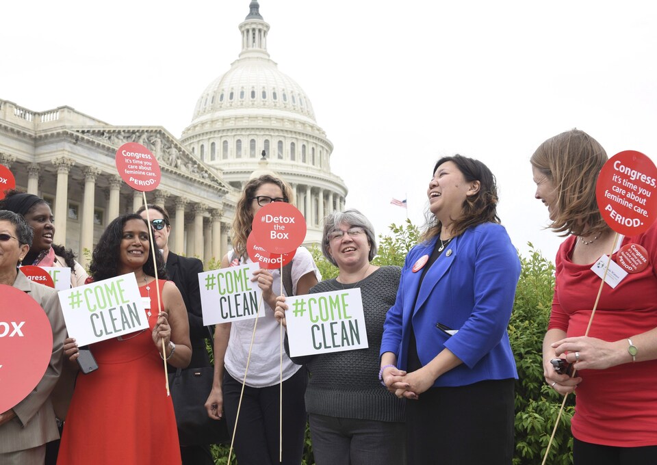 La représentante démocrate Grace Meng avec des manifestantes du Women's Voices for the Earth au Capitol à Washington, le 23 mai 2017