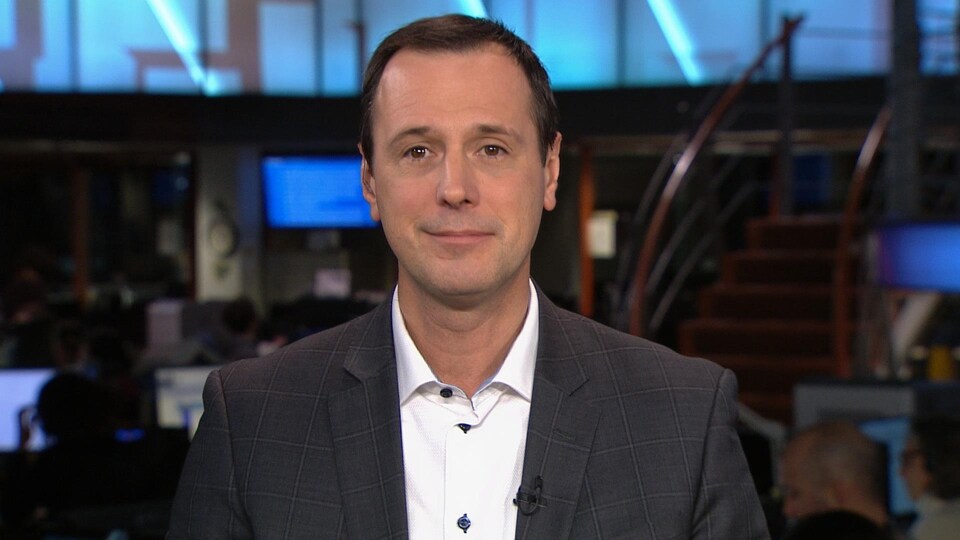Jean-François Roberge en entrevue télévisée dans les studios de Radio-Canada.