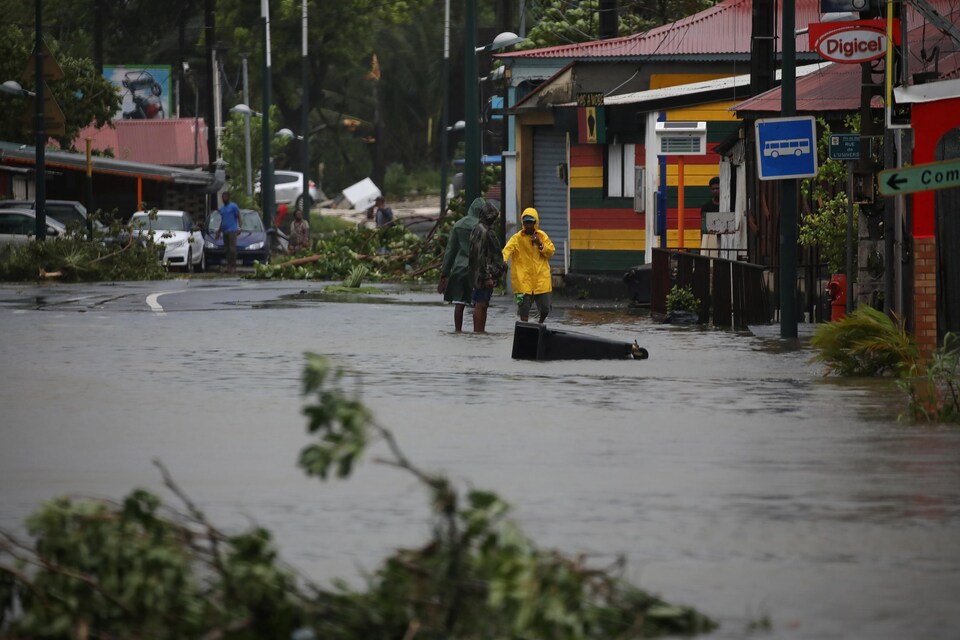 Une rue inondée à Pointe-à-Pitre en Guadeloupe après le passage de l'ouragan Maria, le 19 septembre 2017. 