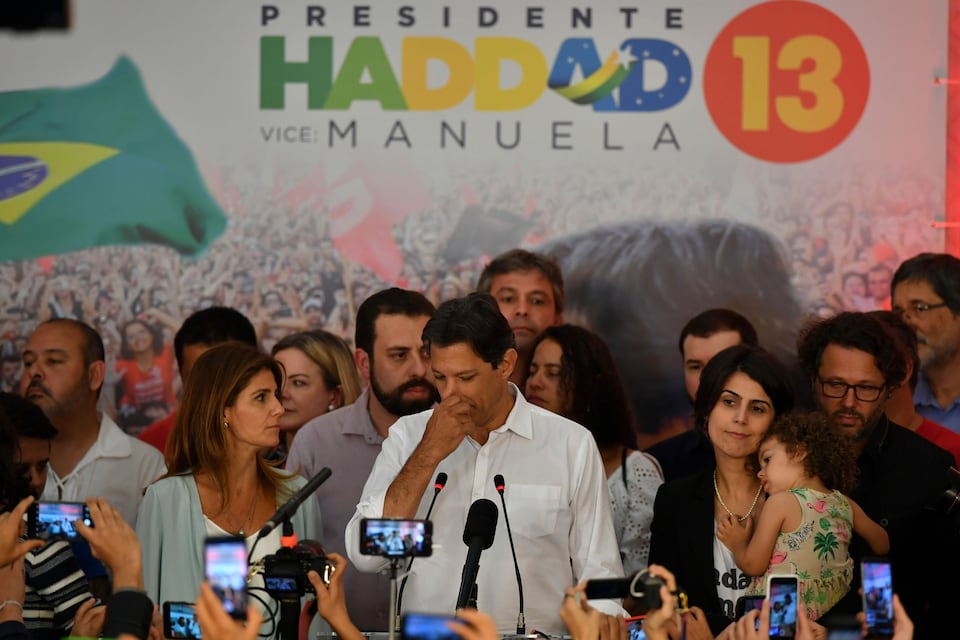 Fernando Haddad et sa femme, entourés de militants. 