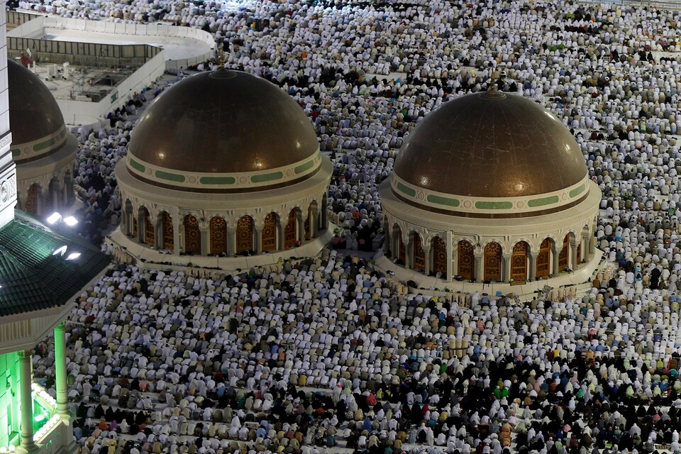 Des croyants près de la Grande Mosquée.