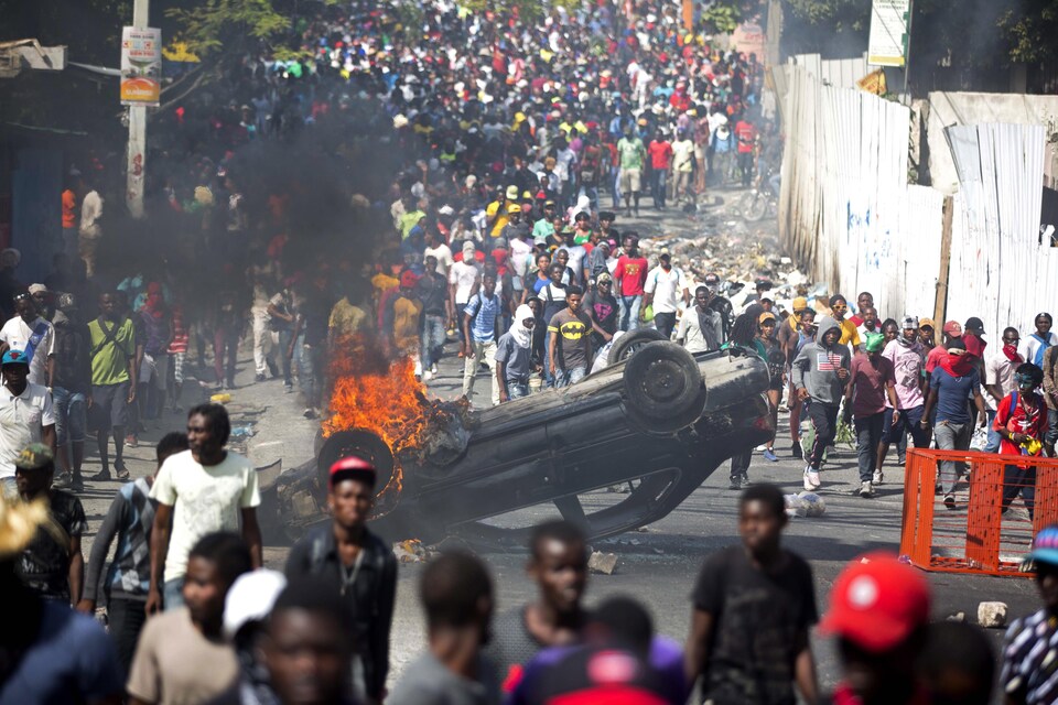 Des manifestants à Port-au-Prince réclament la démission du président Jovenel Moïse.