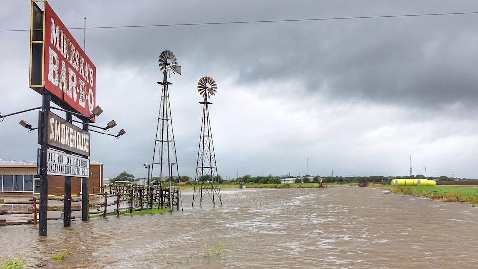 L'ouragan Harvey a déversé des trombes d'eau sur le Texas qui font craindre des inondations catastrophiques au cours des prochains jours.