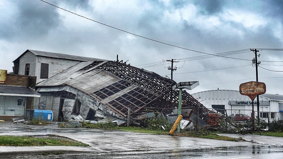 Les vents qui ont atteint jusqu'à 215 km/h ont dévasté ce hangar du Texas. 
