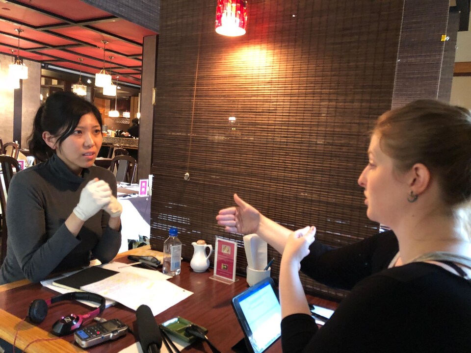 Les deux jeunes femmes sont attablées au restaurant.