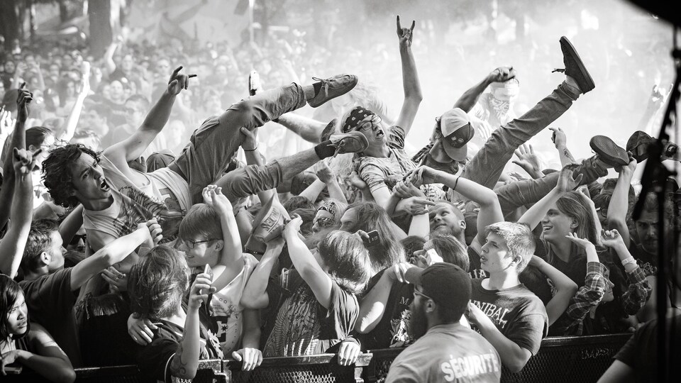 Des fans de métal surfent sur la foule au festival Heavy Montréal.