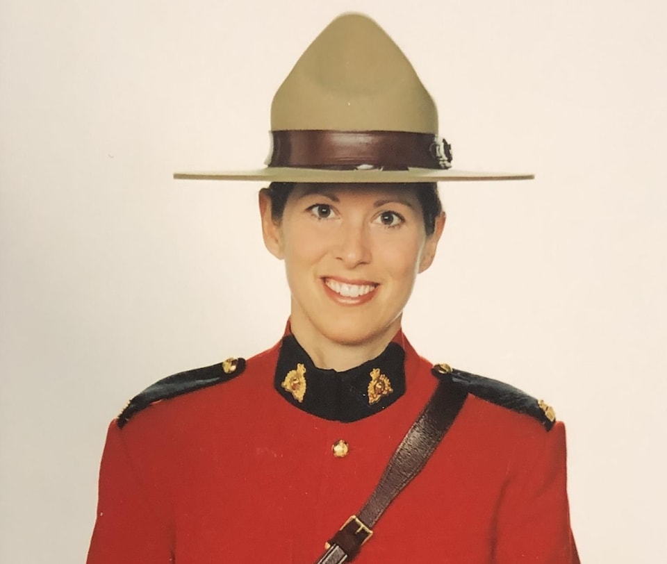 Portrait d'une policière en habit rouge et coiffée du chapeau traditionnel de la GRC.