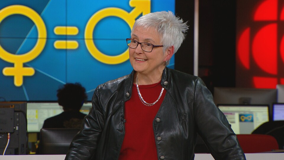Hélène Lee-Gosselin, professeure titulaire, directrice de l'Institut Femmes, Sociétés, Égalité et Équité (IFSEE) de l'Université Laval, lors d'une entrevue dans les studios de Radio-Canada à Québec