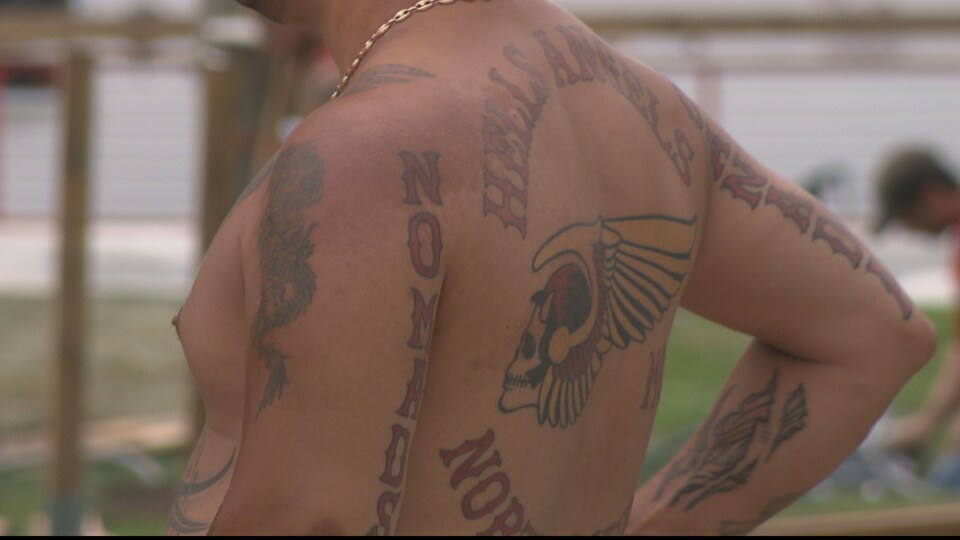 Un homme avec un tatouage Nomads