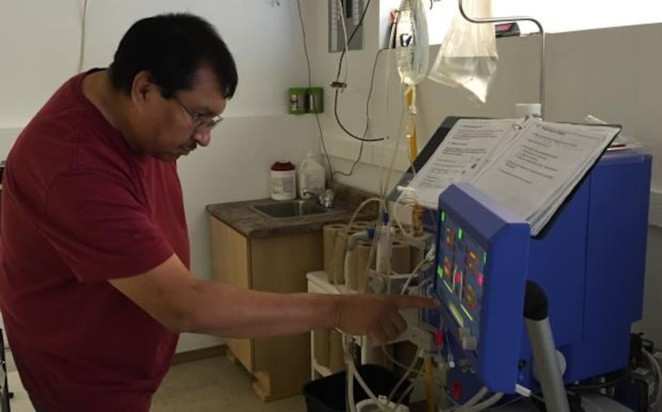 Steven Chapman calibre la machine qu'il utiliser pour son traitement d'hémodialyse