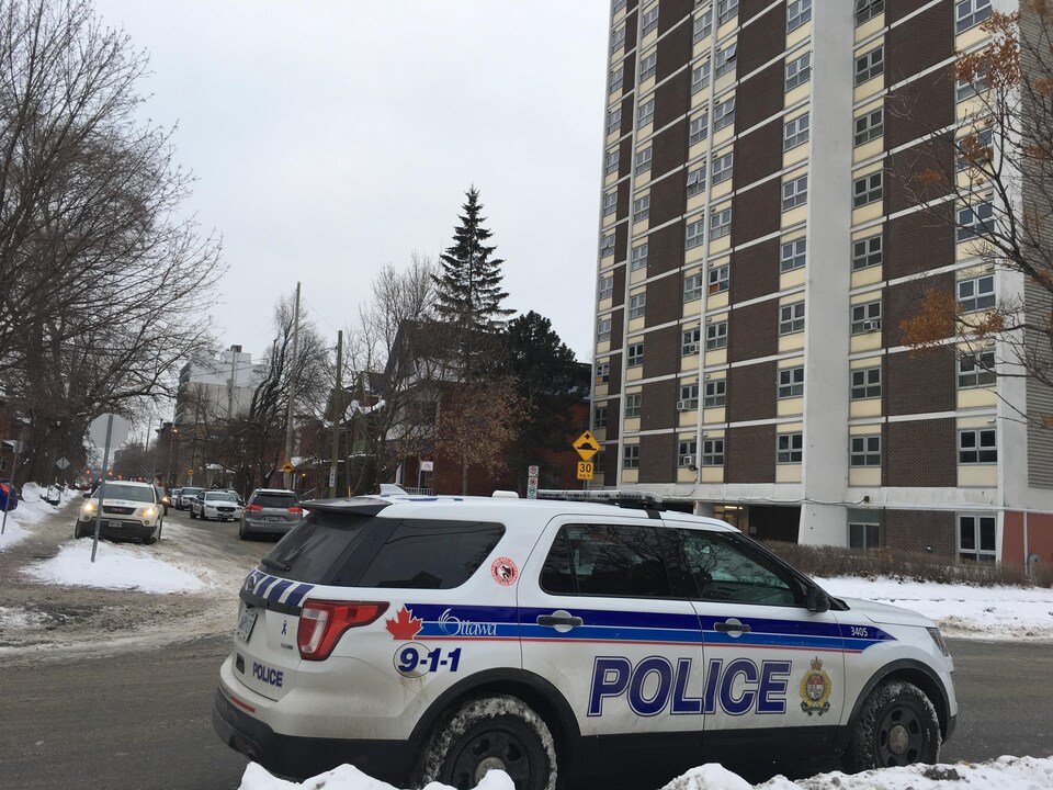 Une voiture de la police d'Ottawa devant l'immeuble d'appartements rue McLeod.