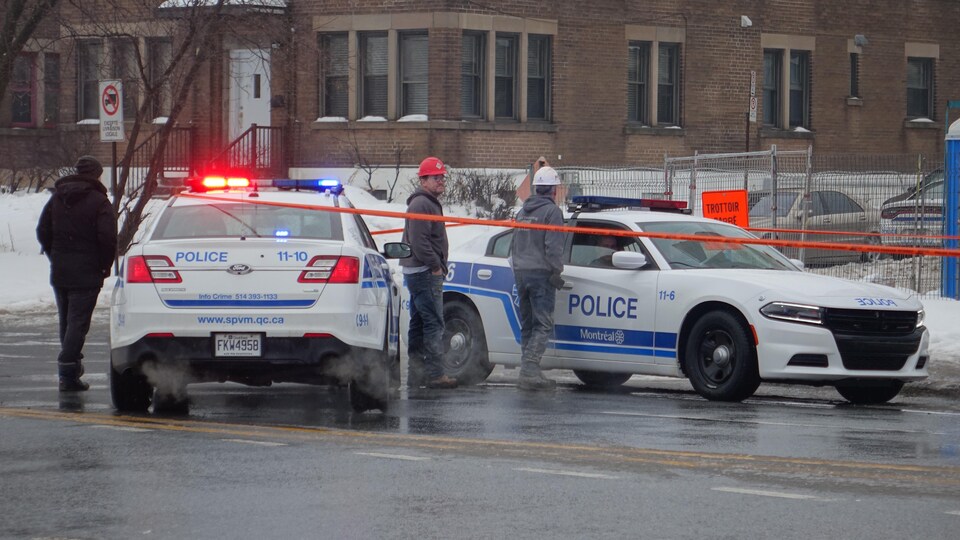 Des voitures de police.