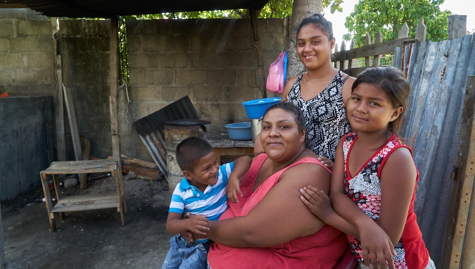 Au Honduras, une mère entourée de ses trois enfants.                               